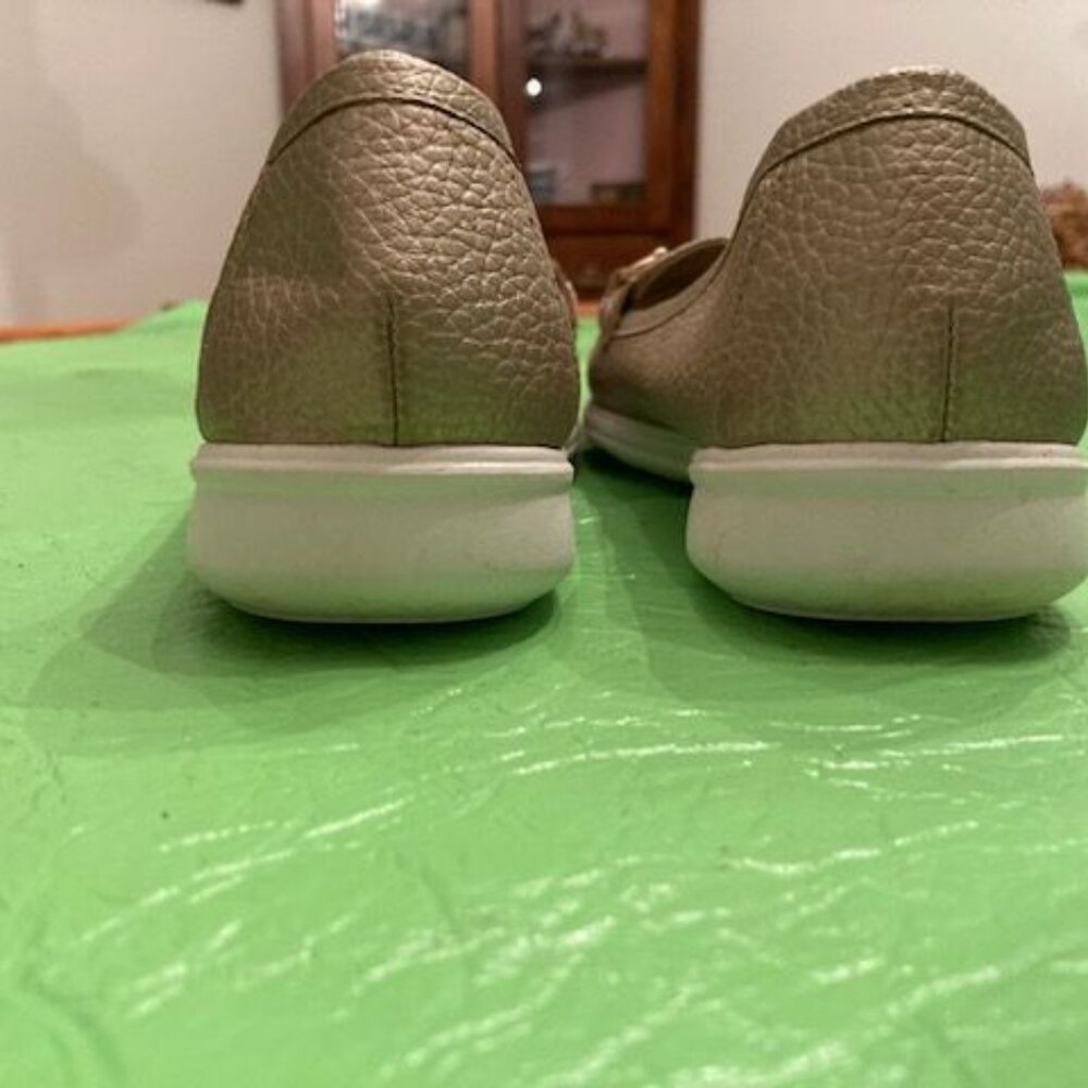 Aerosoles gold flats/loafers size 8 - barely worn - Picture 2 of 6